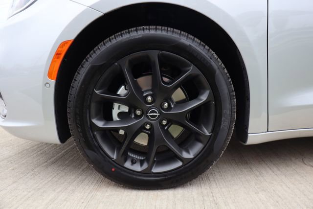 New 2026 Chrysler Pacifica Limited FWD image 33