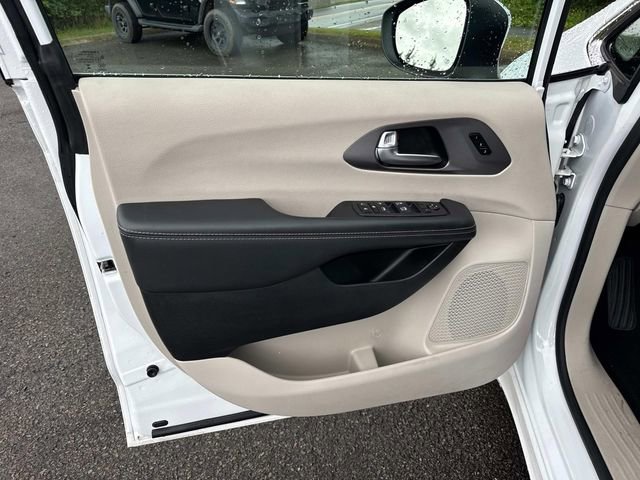 Used 2023 Chrysler Pacifica Touring-L FWD image 26