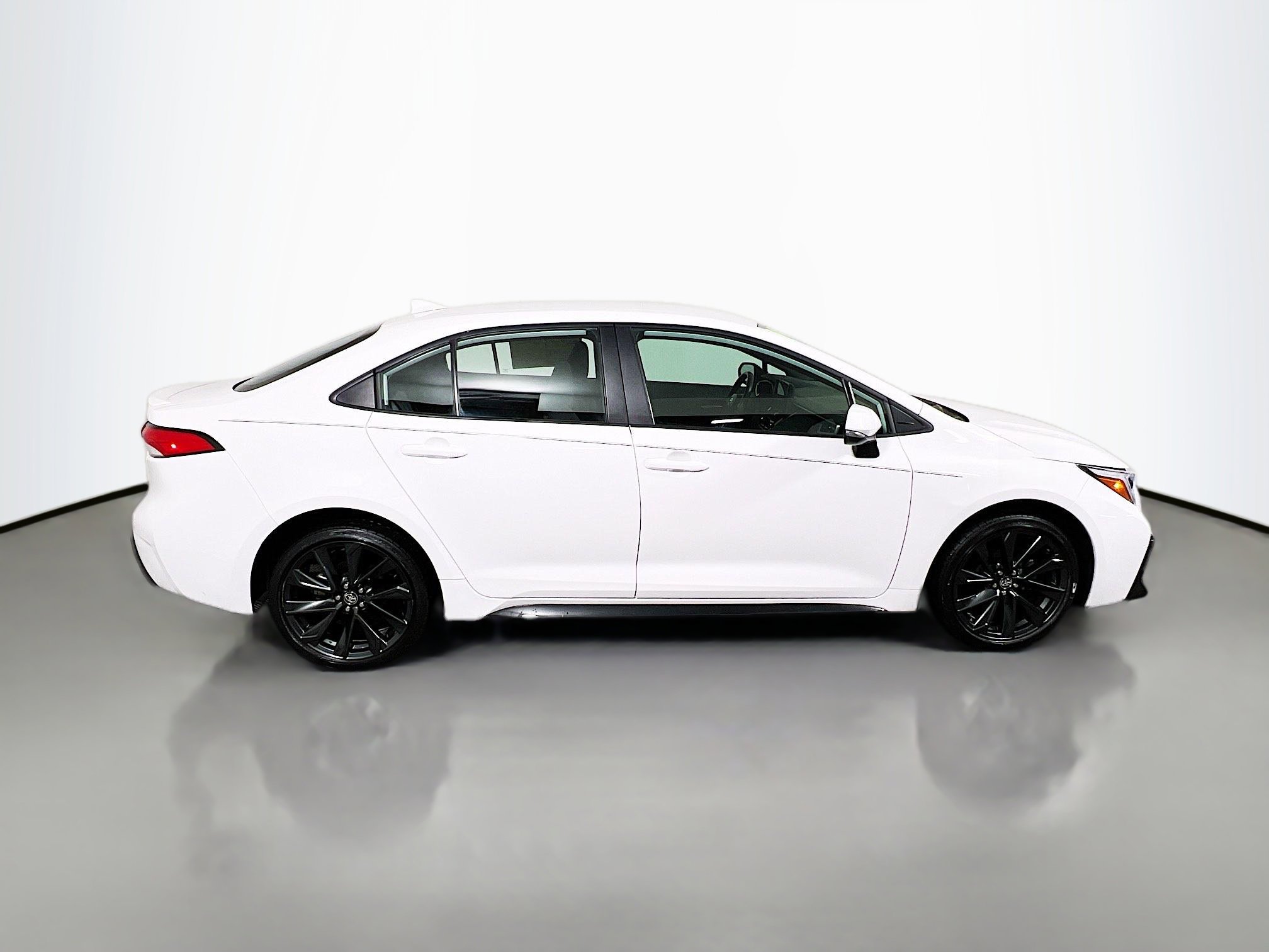 Used 2024 Toyota Corolla SE image 3