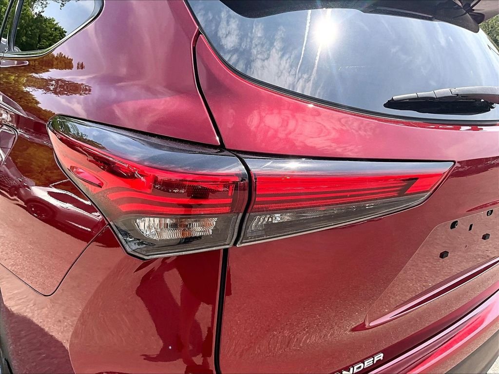Used 2022 Toyota Highlander XLE AWD/4WD image 33
