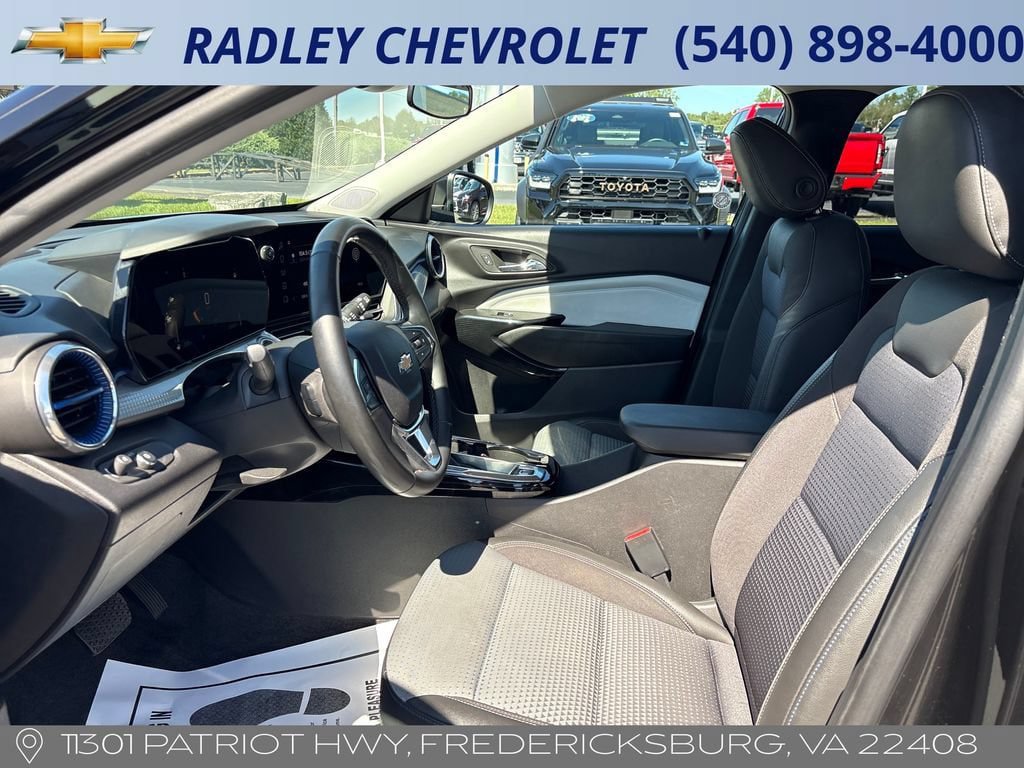 Certified 2025 Chevrolet Trax LT w/ LT Convenience Package FWD image 3
