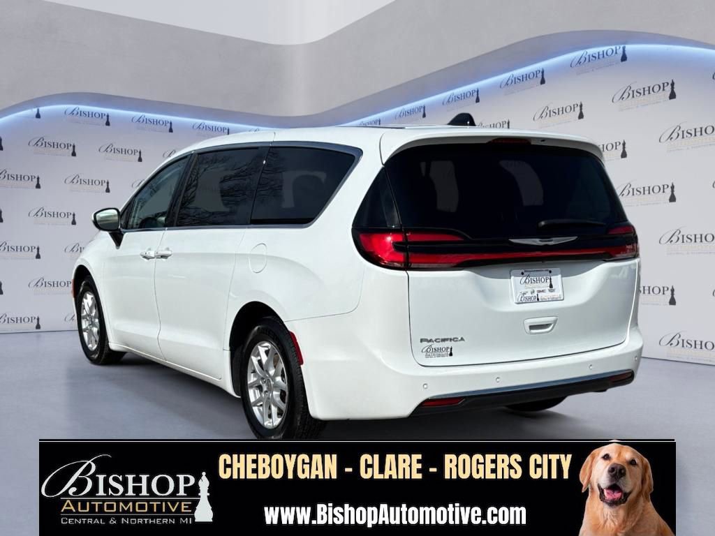 Used 2023 Chrysler Pacifica Touring-L FWD image 17