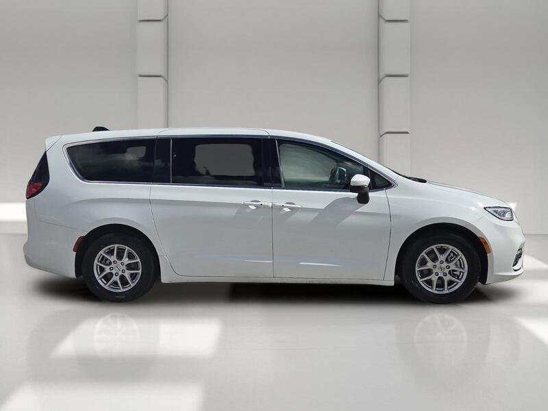 Used 2023 Chrysler Pacifica Touring-L FWD image 6