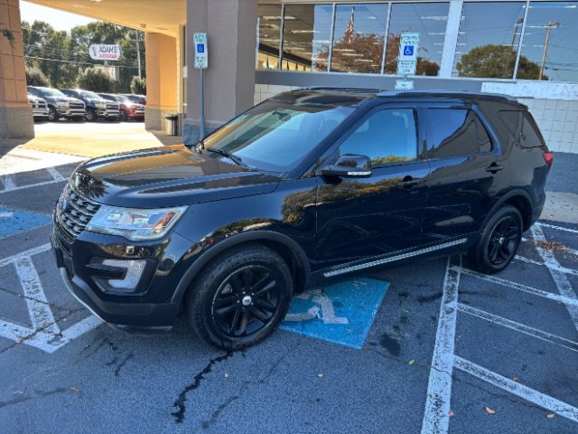 Used 2017 Ford Explorer XLT image 2