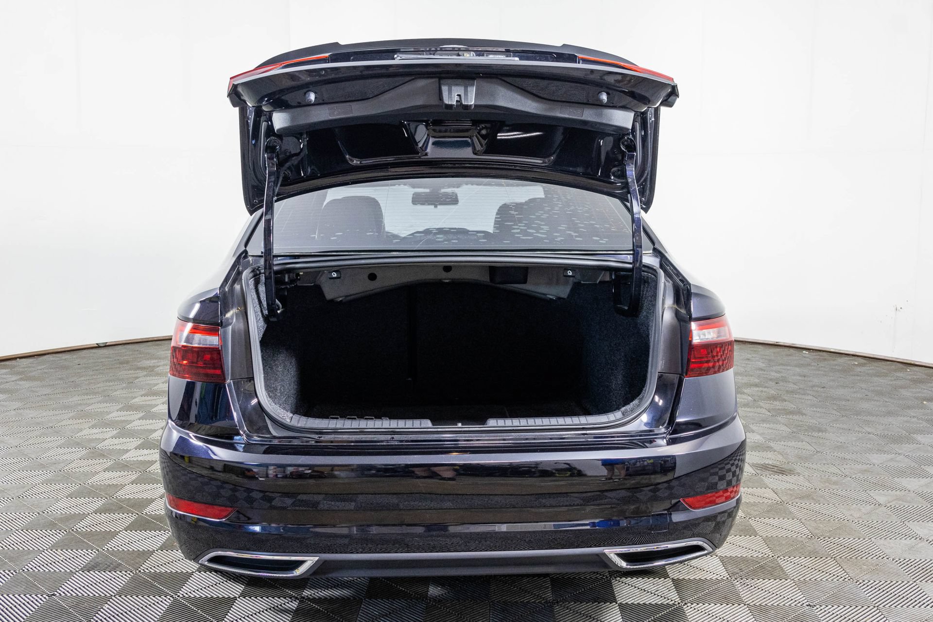 Used 2020 Volkswagen Jetta R-Line FWD image 40