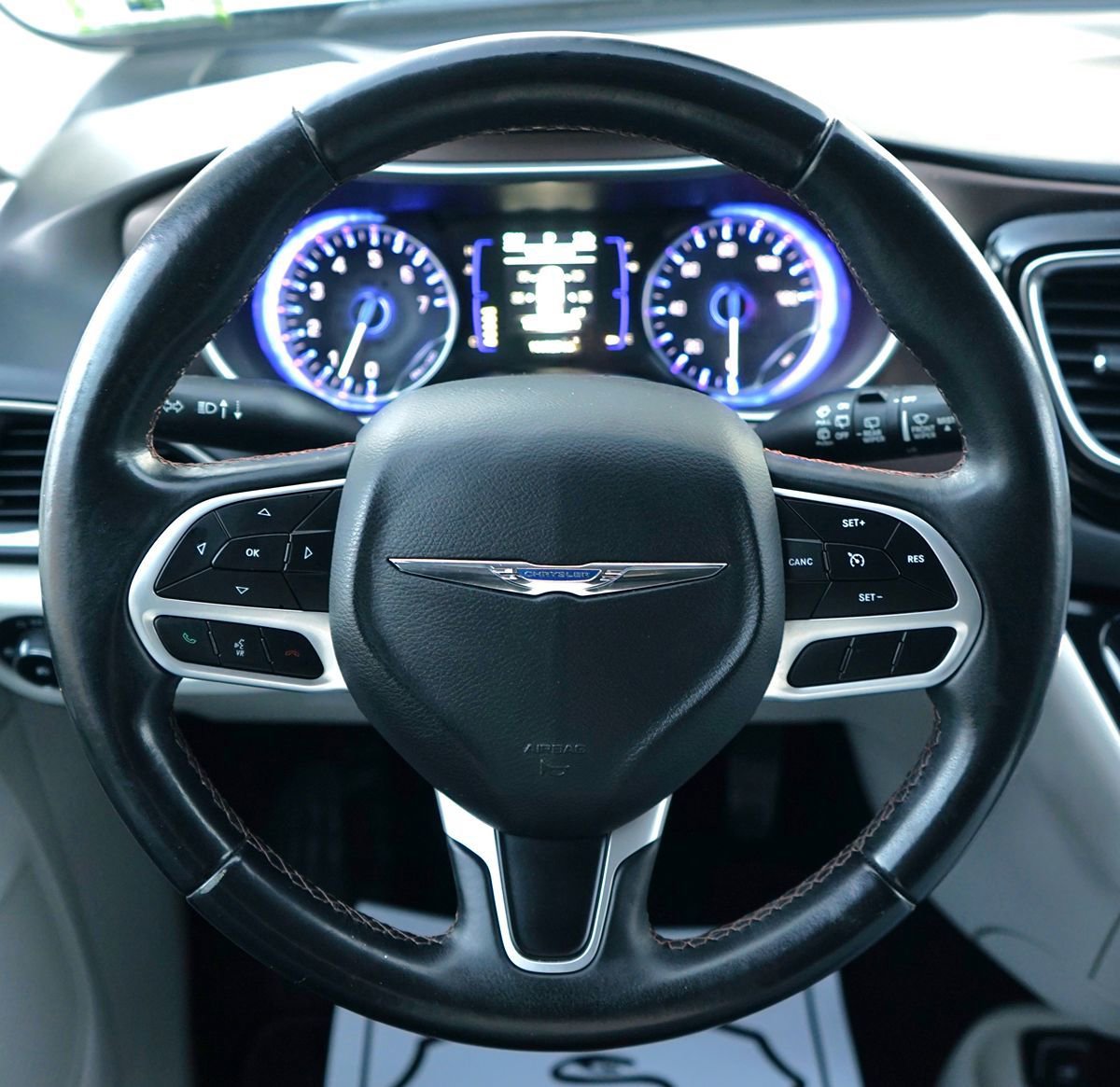 Used 2018 Chrysler Pacifica Touring-L FWD image 17
