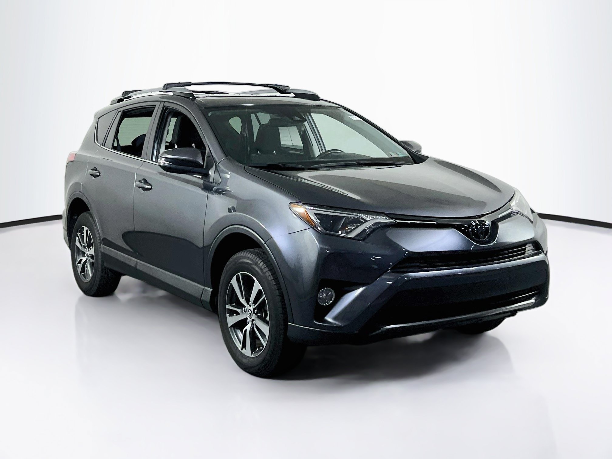 Used 2018 Toyota RAV4 XLE AWD/4WD image 3
