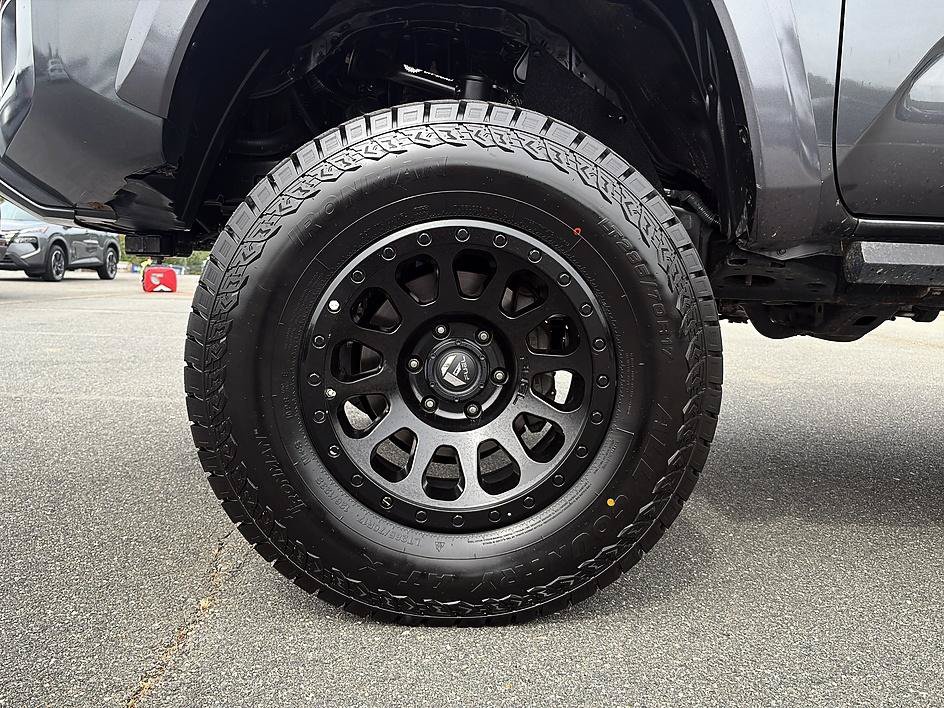 Used 2019 Toyota Tacoma TRD Sport AWD/4WD image 9