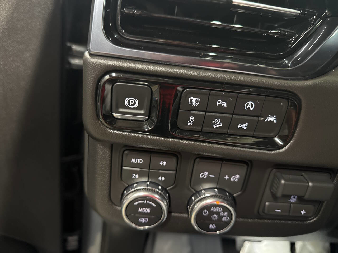 Used 2026 GMC Yukon AT4 w/ AT4 Premium Plus Package image 30