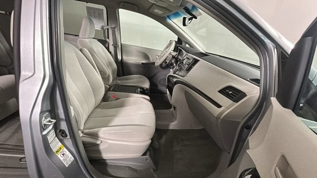 Used 2014 Toyota Sienna LE AWD/4WD image 29