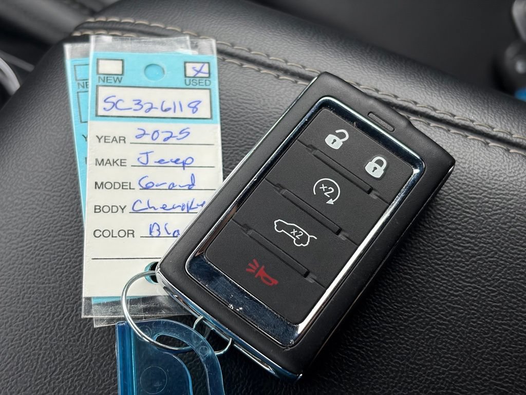 Used 2025 Jeep Grand Cherokee Limited AWD/4WD image 39