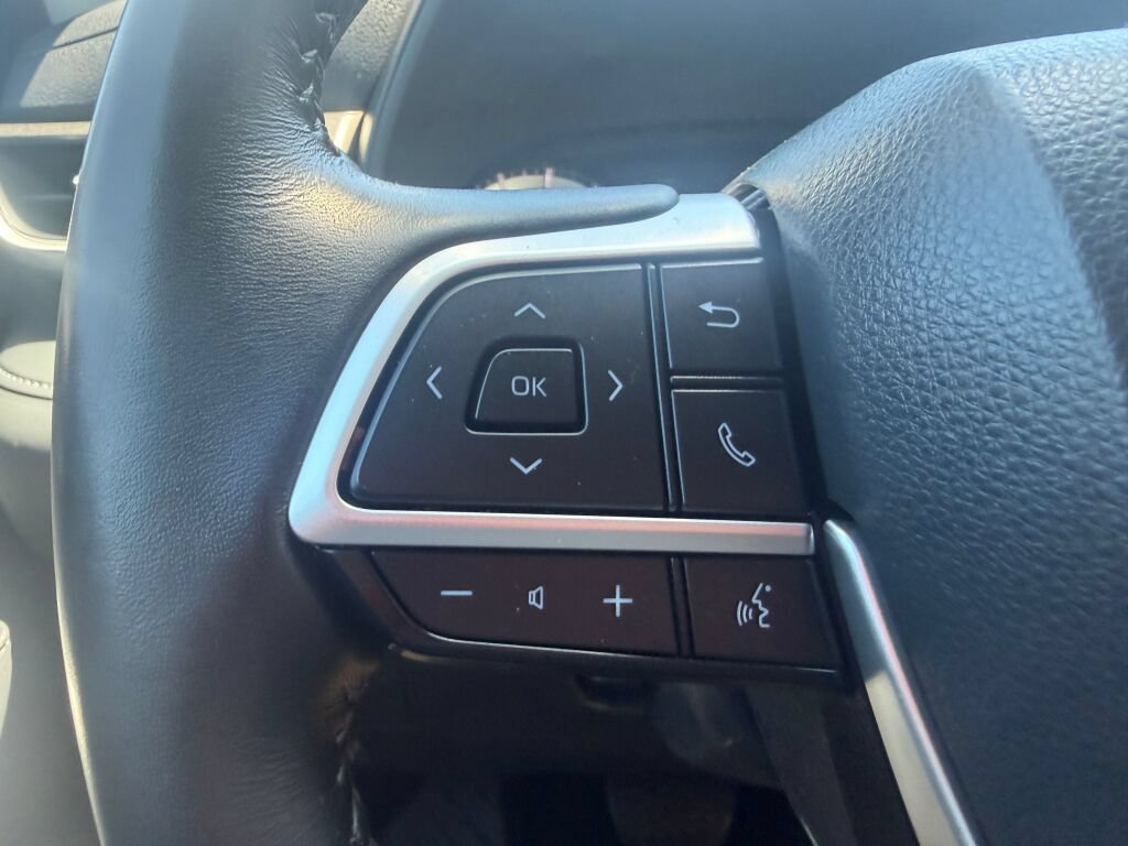 Used 2023 Toyota Highlander LE AWD/4WD image 14