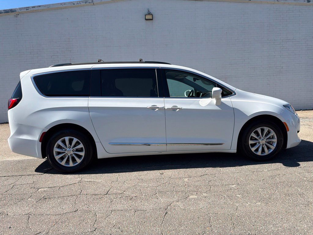 Used 2017 Chrysler Pacifica Touring-L FWD image 1