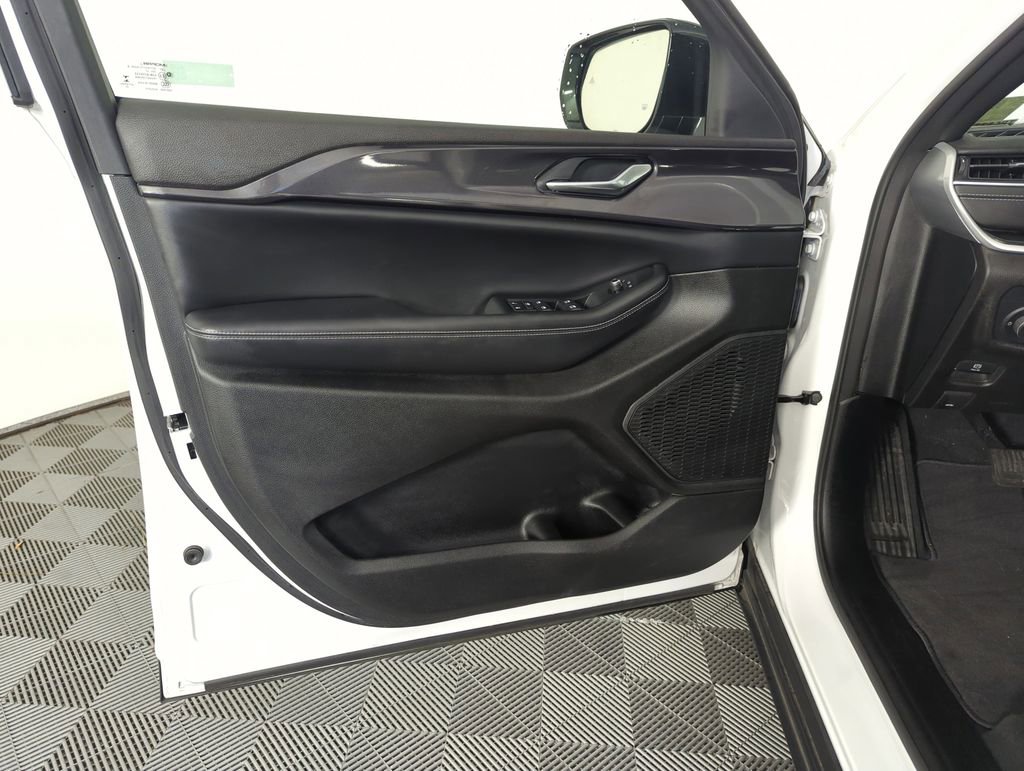 Used 2023 Jeep Grand Cherokee Altitude image 18