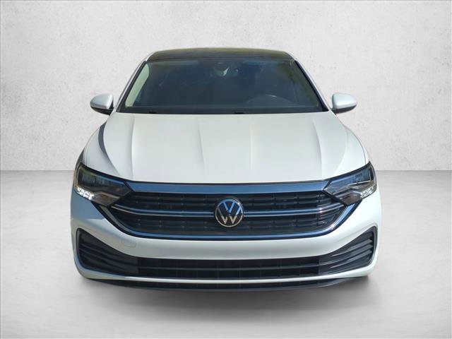 Used 2023 Volkswagen Jetta SE image 2