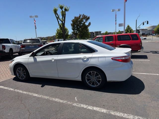 Used 2017 Toyota Camry SE w/ Moonroof Package FWD image 10