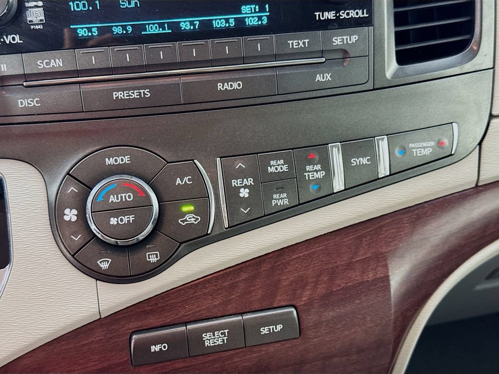 Used 2013 Toyota Sienna XLE FWD image 18