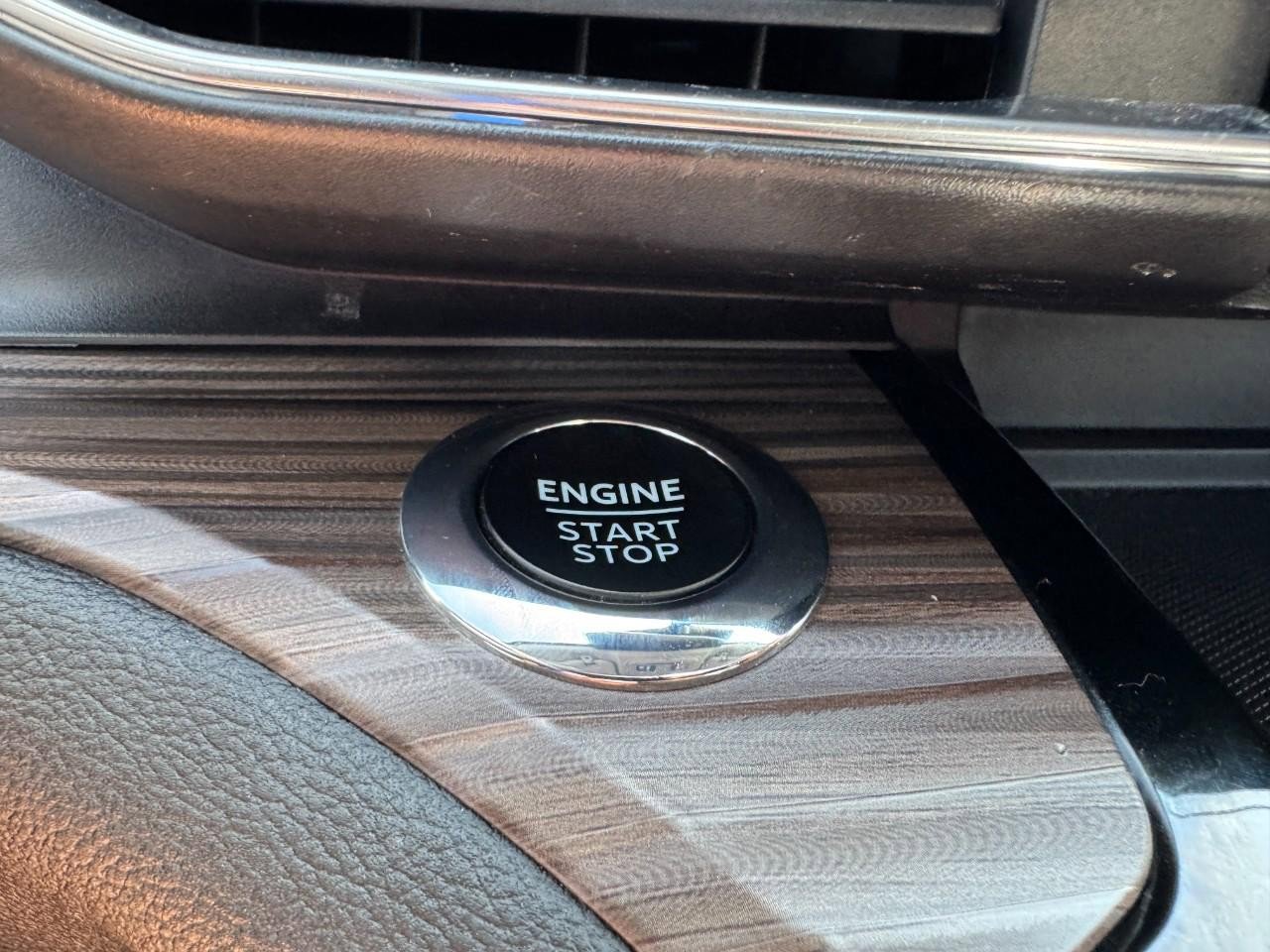 Used 2022 Ford Explorer Limited w/ Equipment Group 301A image 24