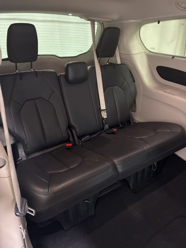 Used 2017 Chrysler Pacifica Touring-L w/ Tire & Wheel Group FWD image 27
