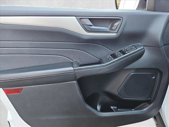 Used 2022 Ford Escape SE w/ SE Sport Appearance Package image 10