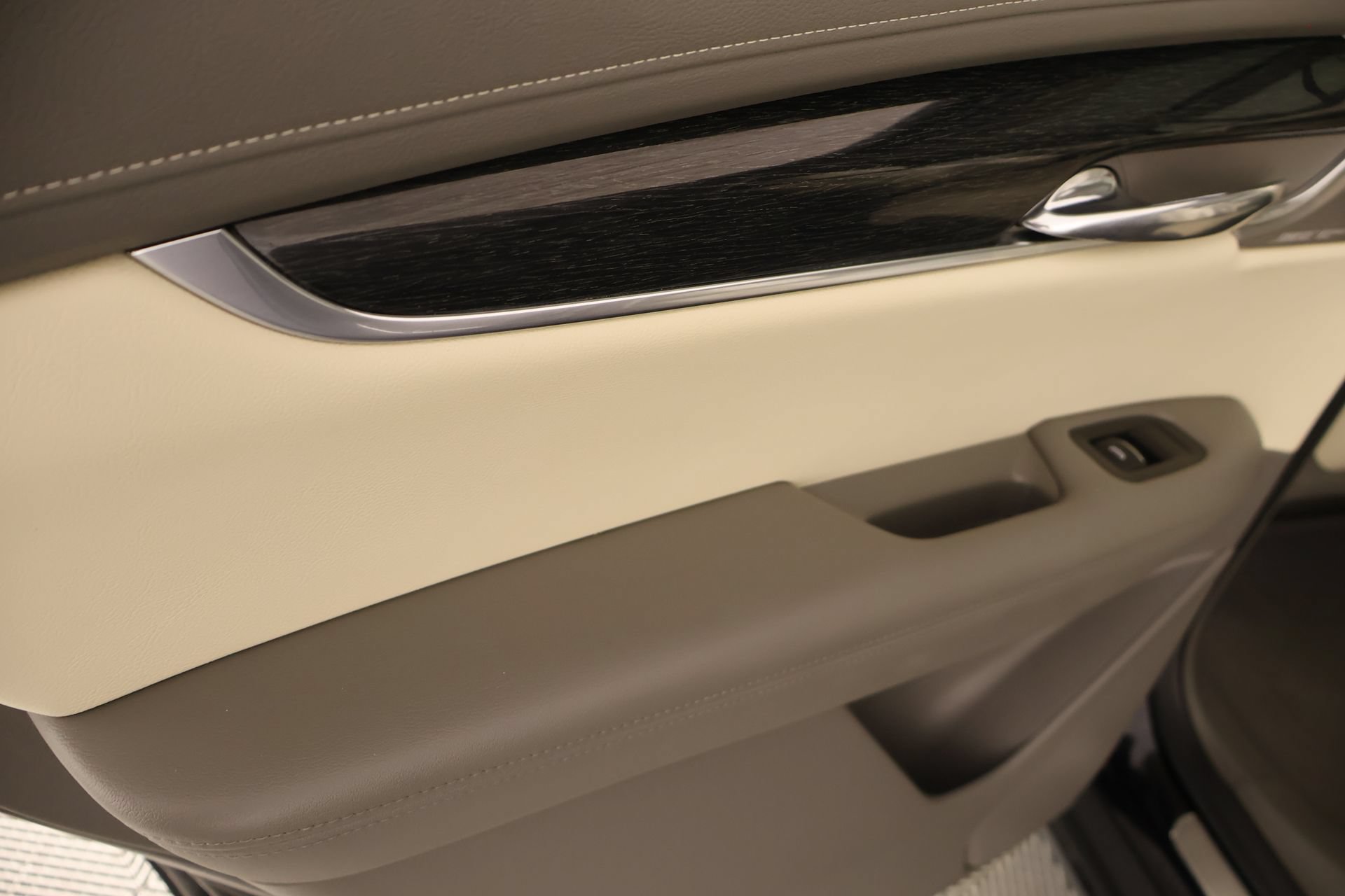 Used 2022 Cadillac XT6 Premium Luxury w/ LPO, Floor Liner Package AWD/4WD image 19