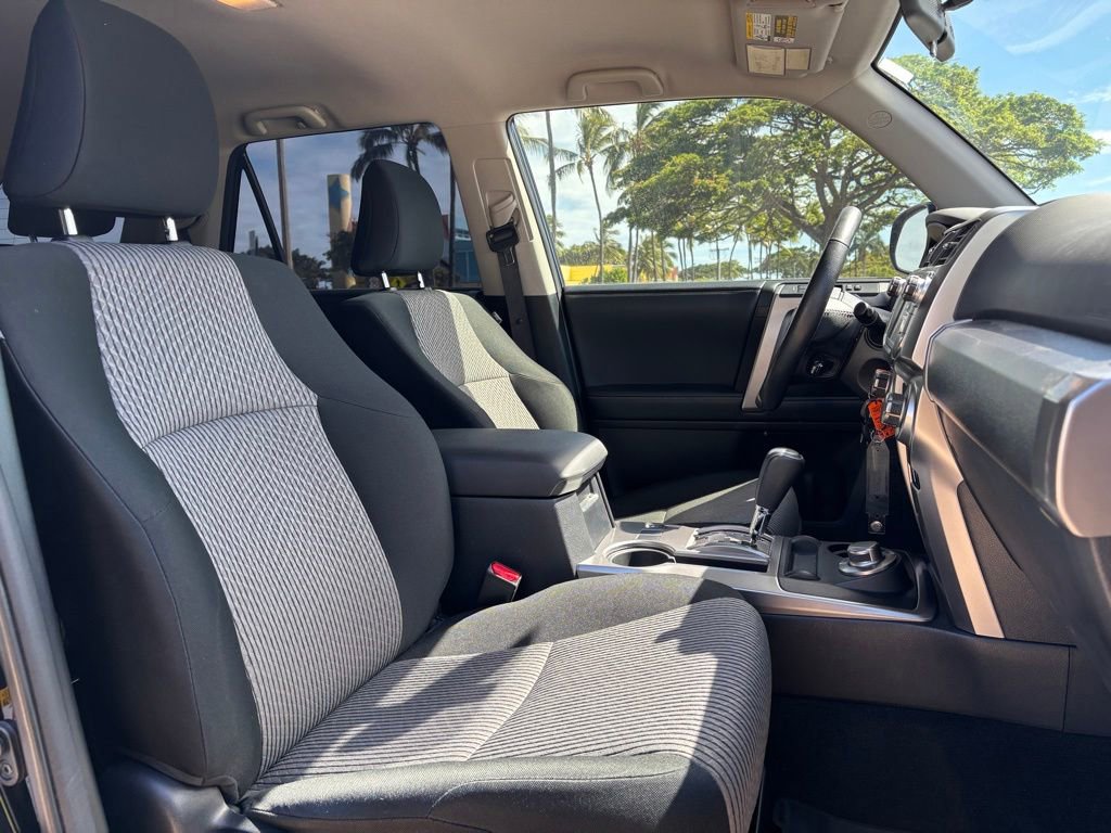 Used 2017 Toyota 4Runner SR5 AWD/4WD image 9