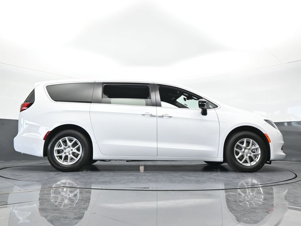 Used 2026 Chrysler Voyager LX image 59