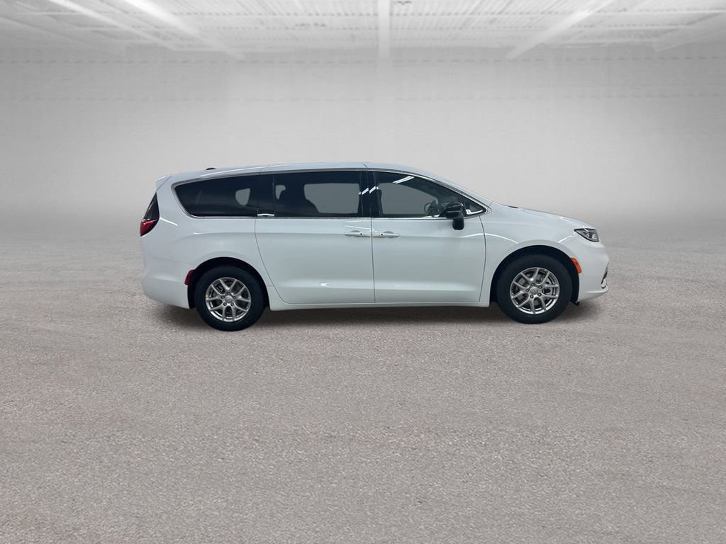 New 2026 Chrysler Pacifica Select image 12
