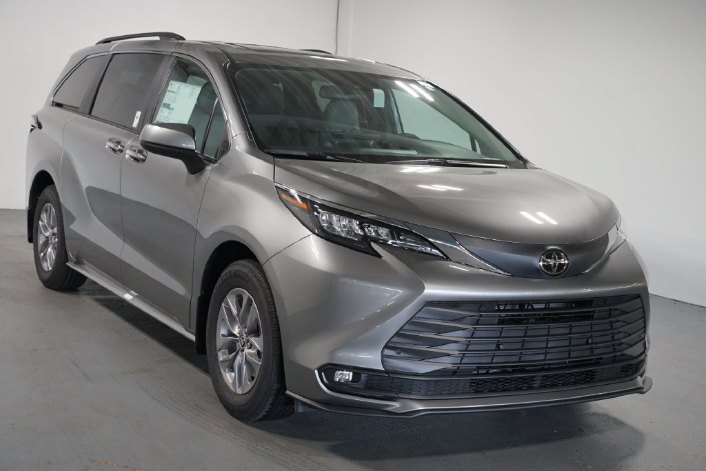 New 2026 Toyota Sienna XLE FWD image 3