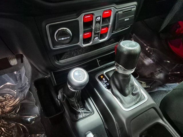 Used 2018 Jeep Wrangler Unlimited Sahara AWD/4WD image 12