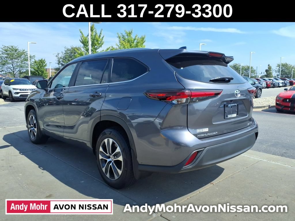 Used 2024 Toyota Highlander XLE AWD/4WD image 6