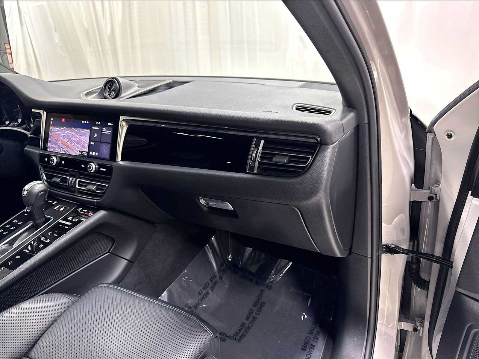Used 2025 Porsche Macan AWD/4WD image 27