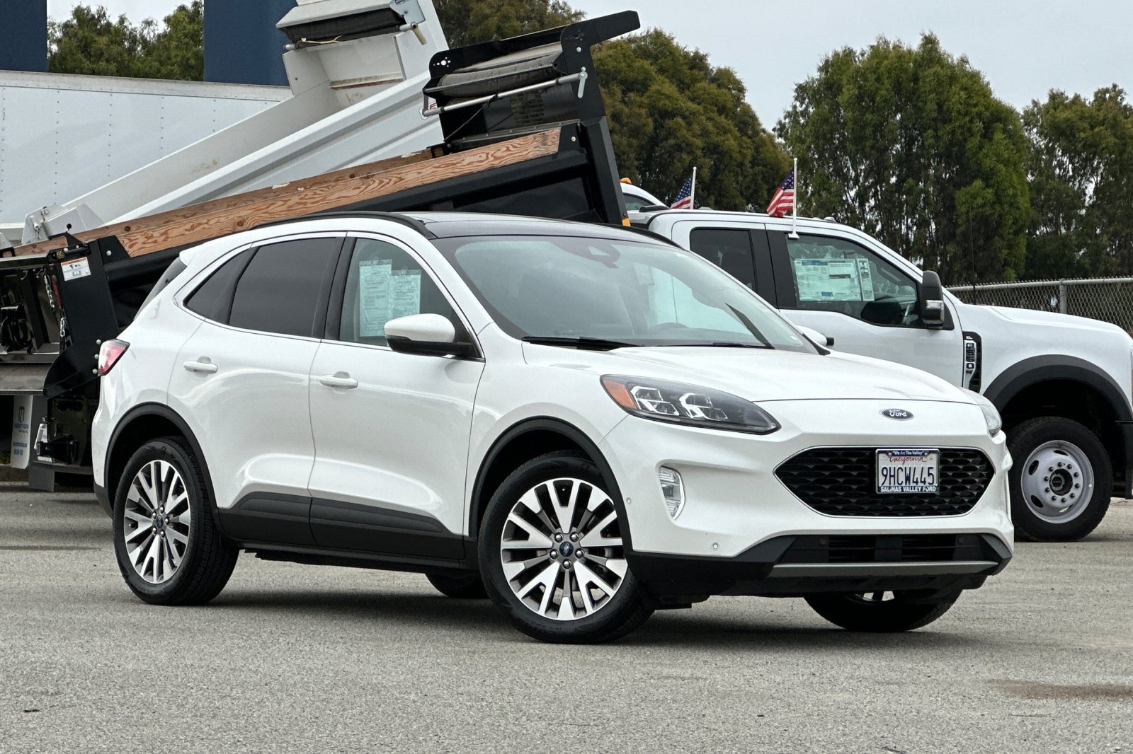 Used 2020 Ford Escape Titanium w/ Titanium Premium Package 2.0 AWD/4WD image 2