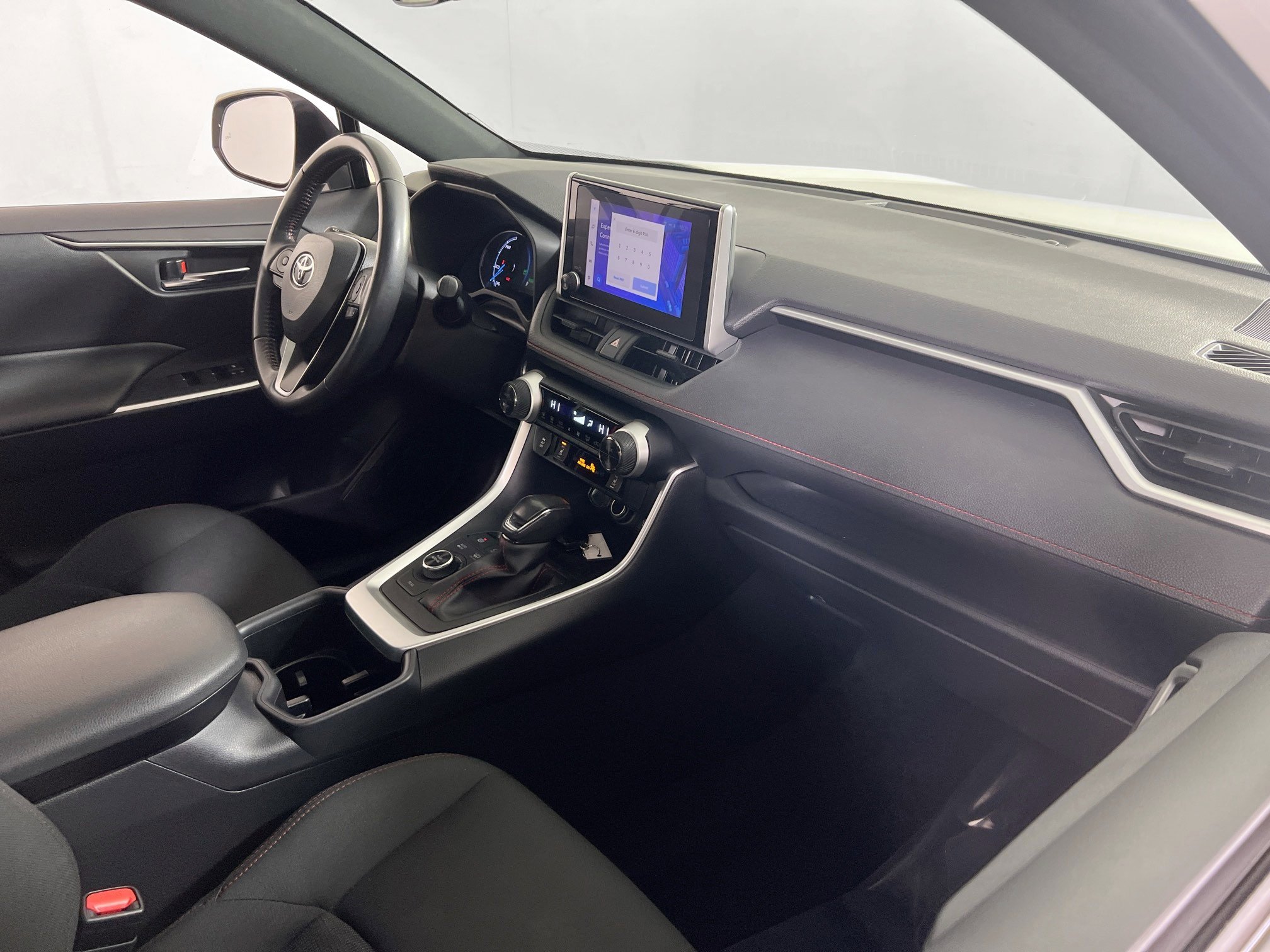 Used 2023 Toyota RAV4 SE w/ Weather & Moonroof Package image 28