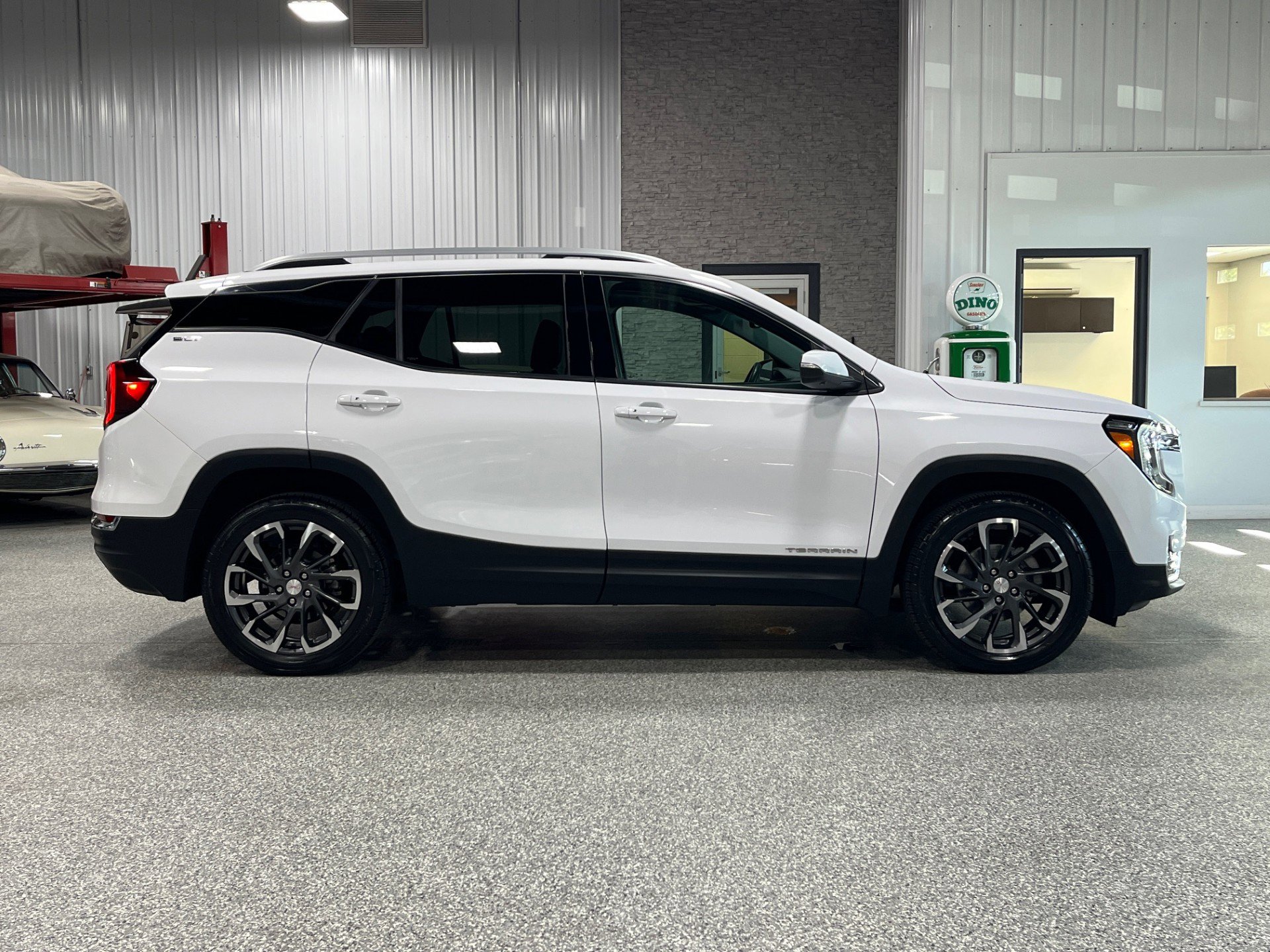 Certified 2022 GMC Terrain SLT w/ Infotainment Package II image 5