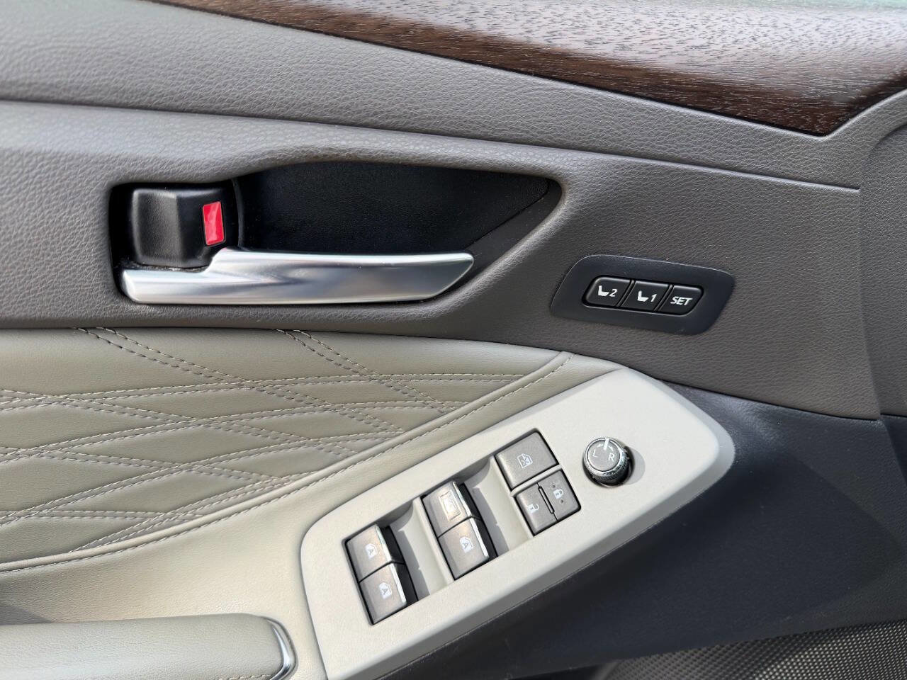 Used 2019 Toyota Avalon Limited image 17