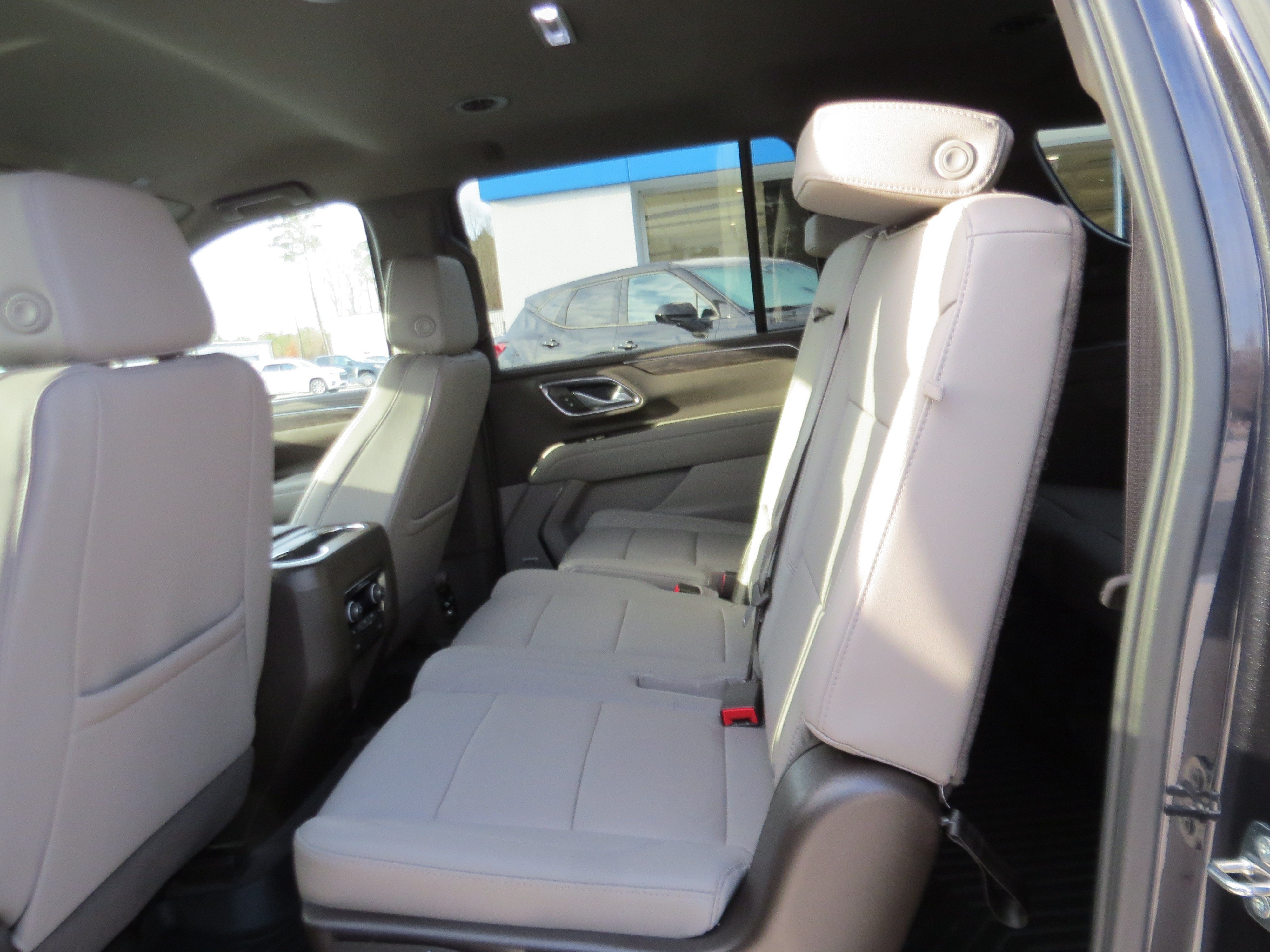 Used 2024 Chevrolet Suburban Z71 w/ Luxury Package AWD/4WD image 11