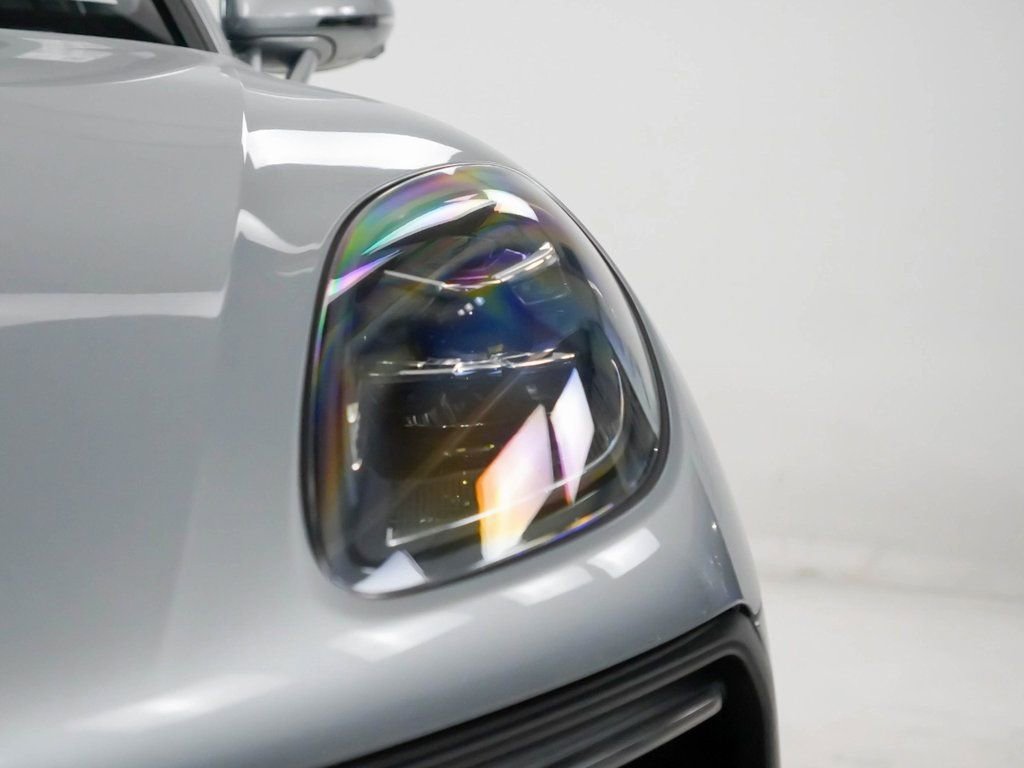 Certified 2025 Porsche Macan image 6