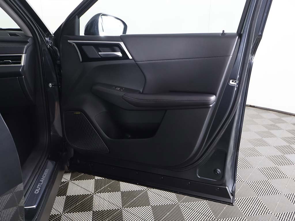 New 2025 Mitsubishi Outlander SE image 28