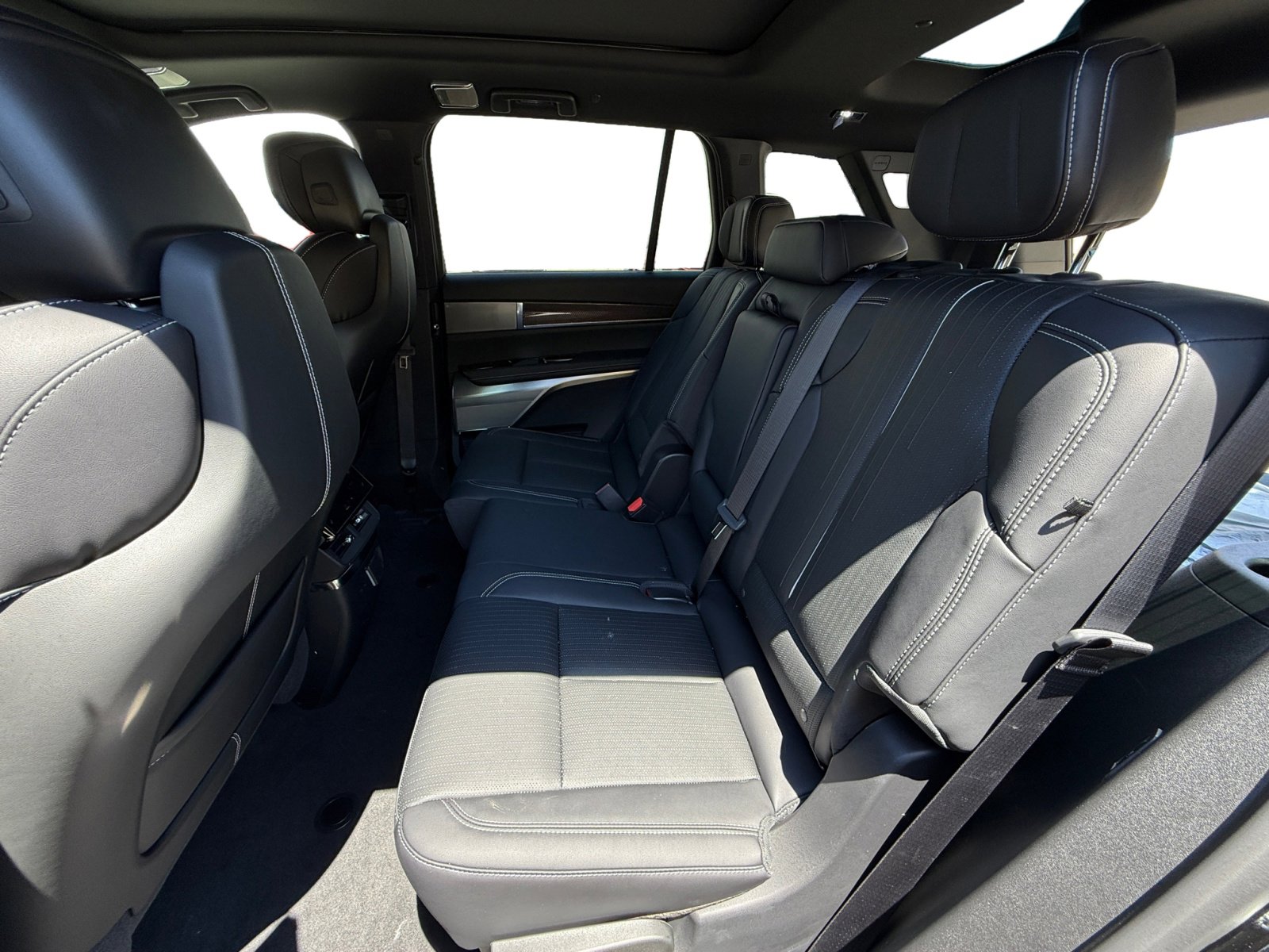 New 2026 Cadillac Vistiq Luxury image 16