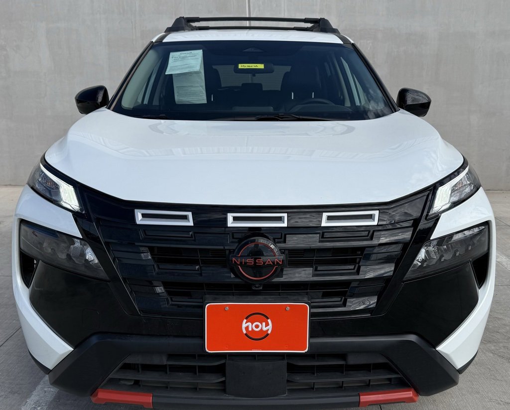 Used 2025 Nissan Rogue SV image 2