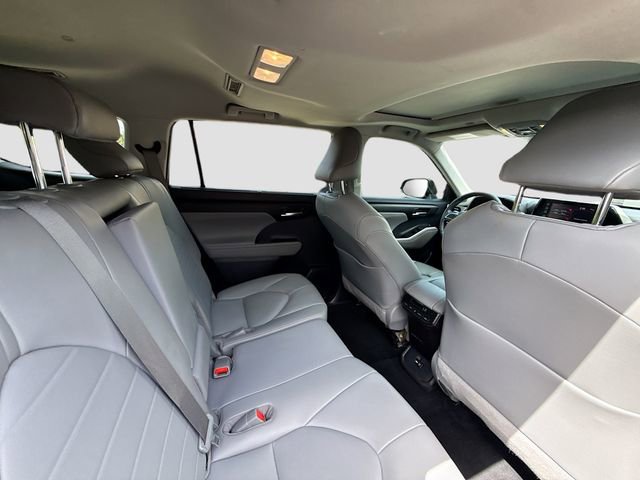 Used 2020 Toyota Highlander XLE image 26
