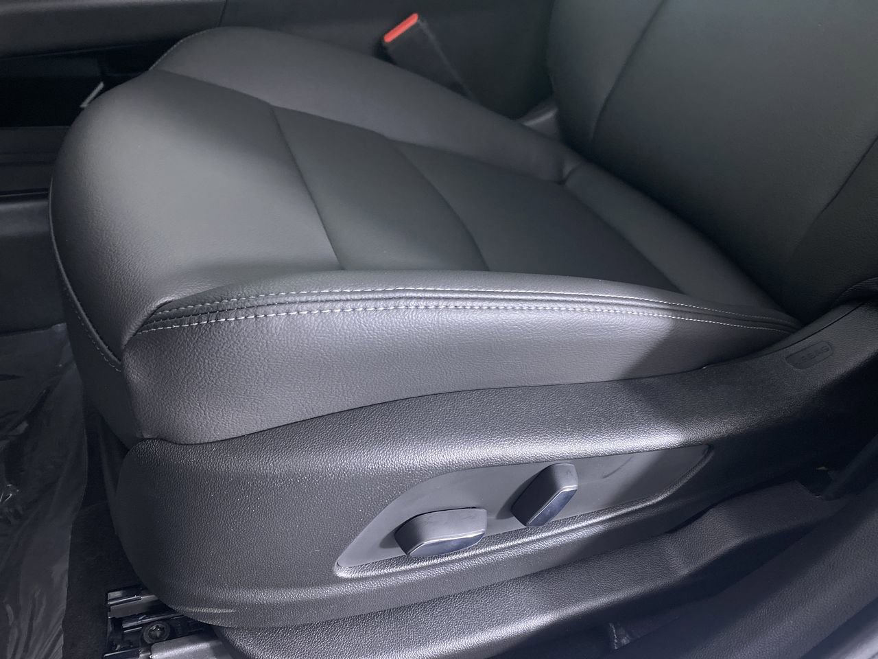 New 2025 Cadillac XT6 Luxury w/ LPO, Red Accent Package image 17