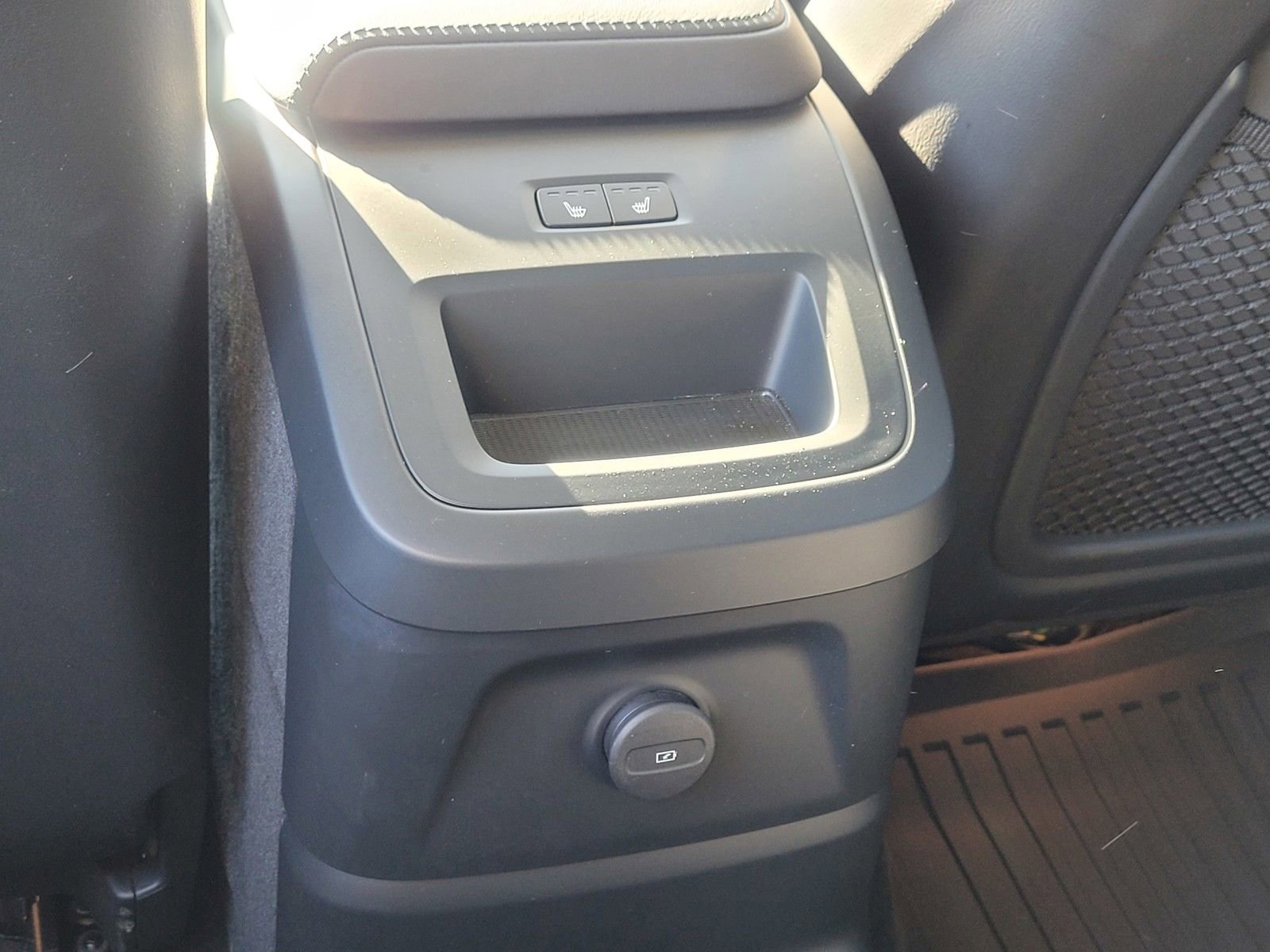 Used 2024 Volvo XC60 T8 Plus w/ Climate Package image 14