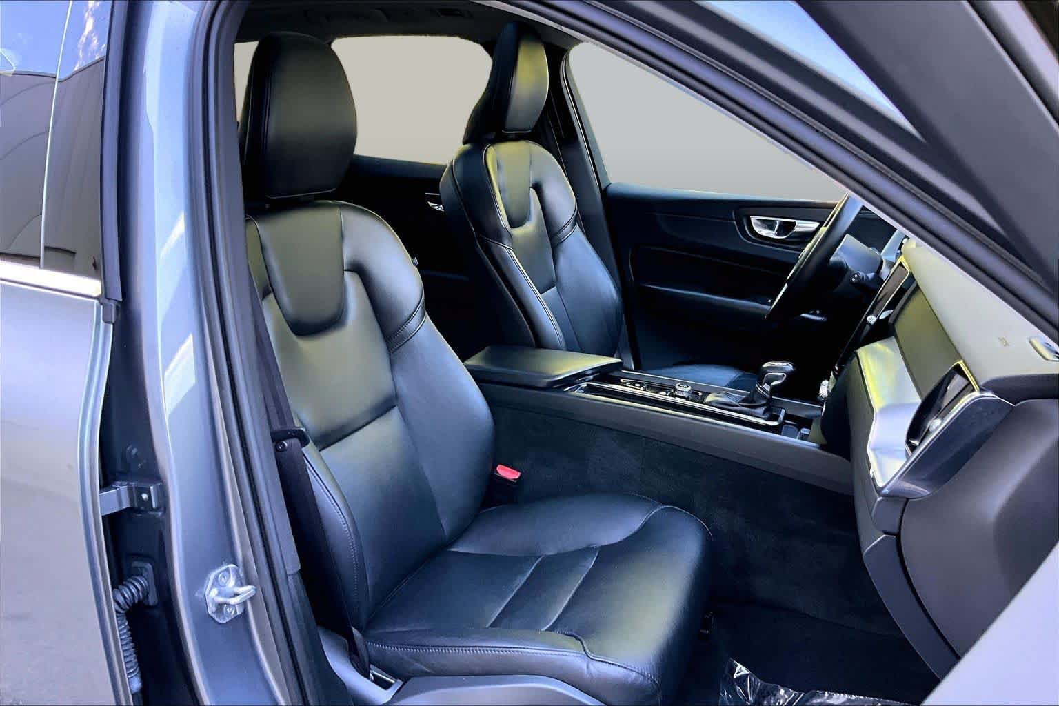 Used 2019 Volvo XC60 T5 Momentum w/ Multimedia Package AWD/4WD image 7