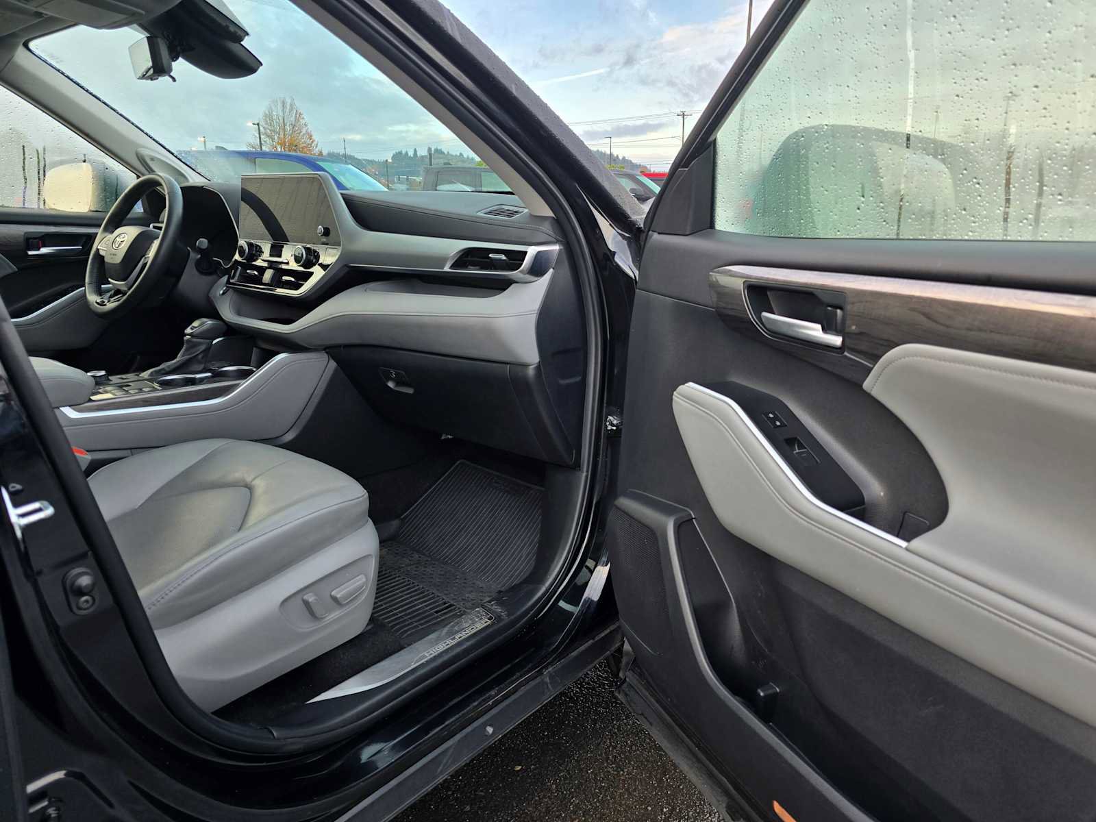 Used 2024 Toyota Highlander Platinum image 13