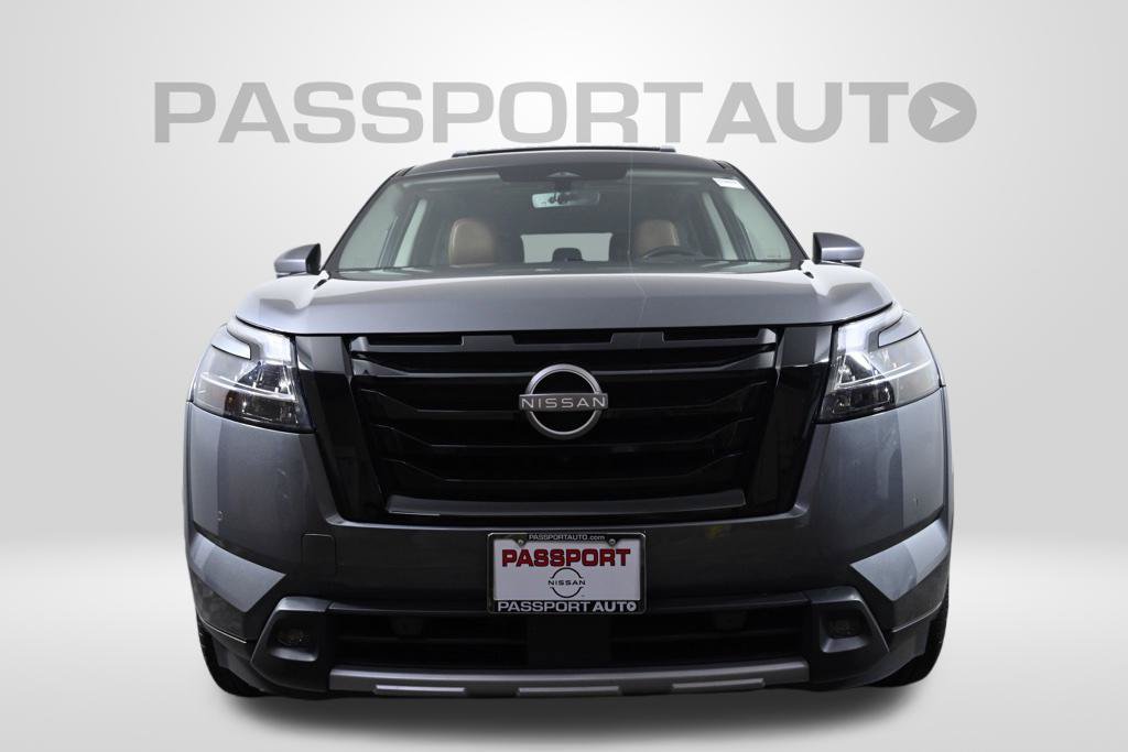 Certified 2024 Nissan Pathfinder Platinum w/ Black Appearance Package AWD/4WD image 5