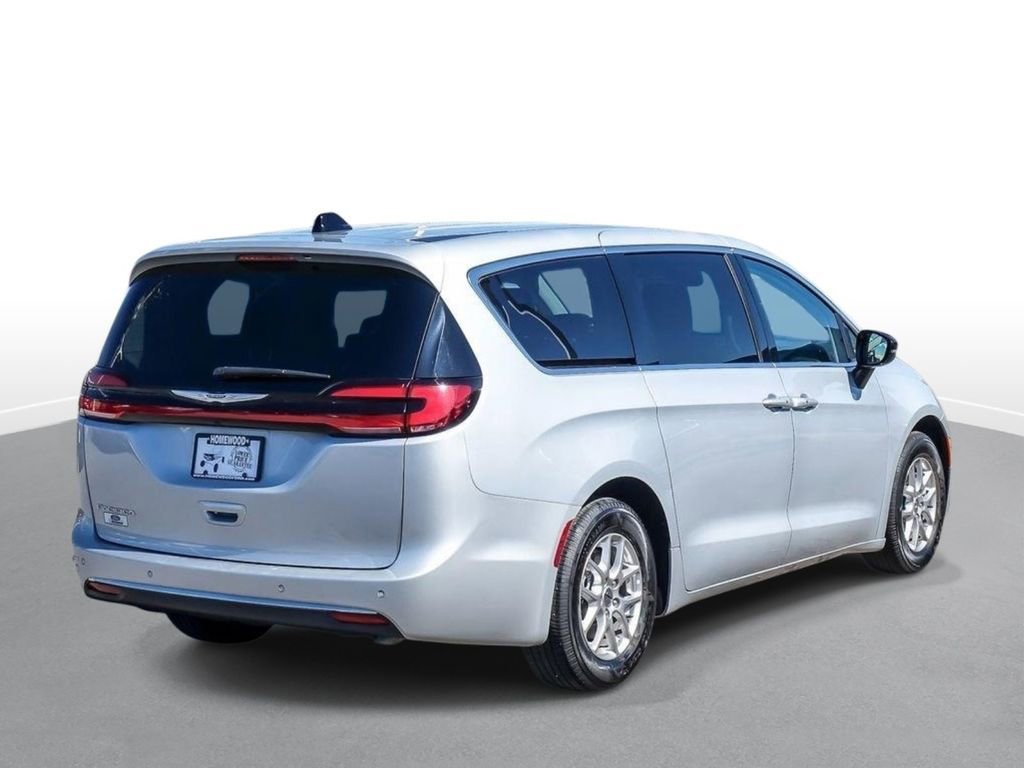 Used 2024 Chrysler Pacifica Touring-L image 8