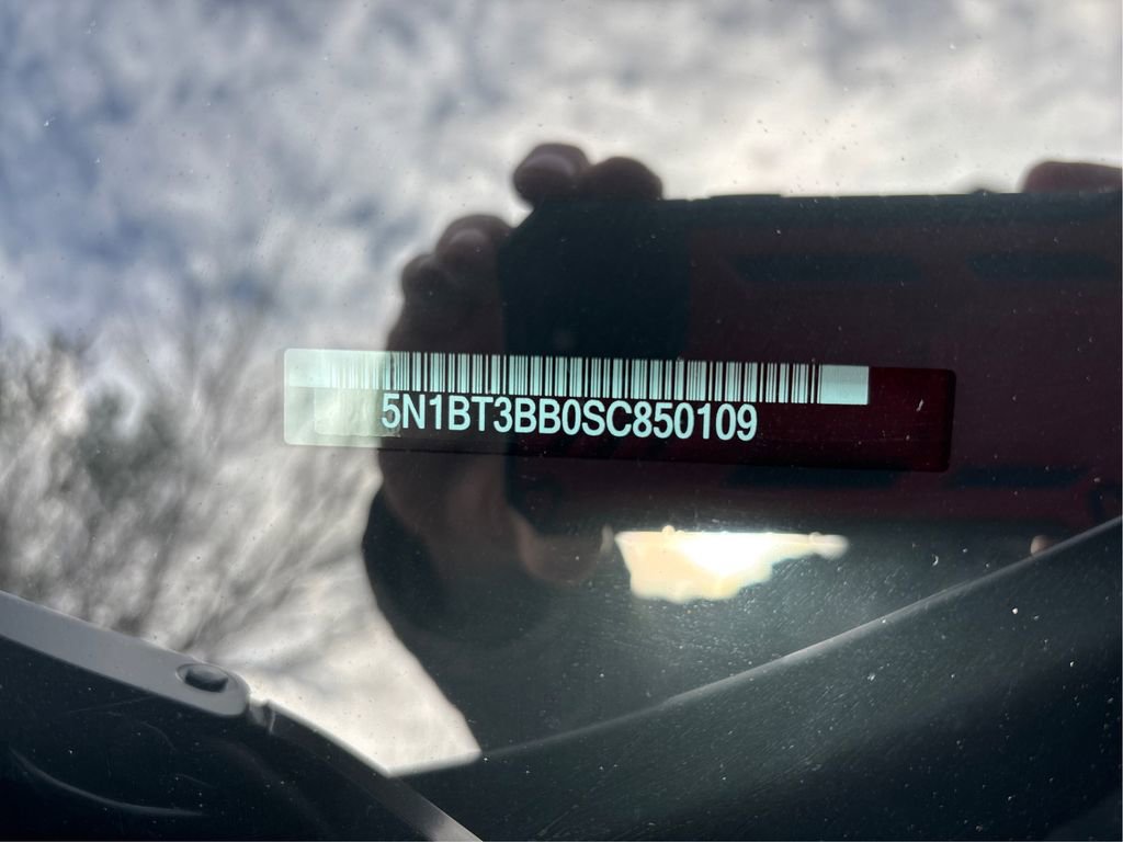 Used 2025 Nissan Rogue SV image 17