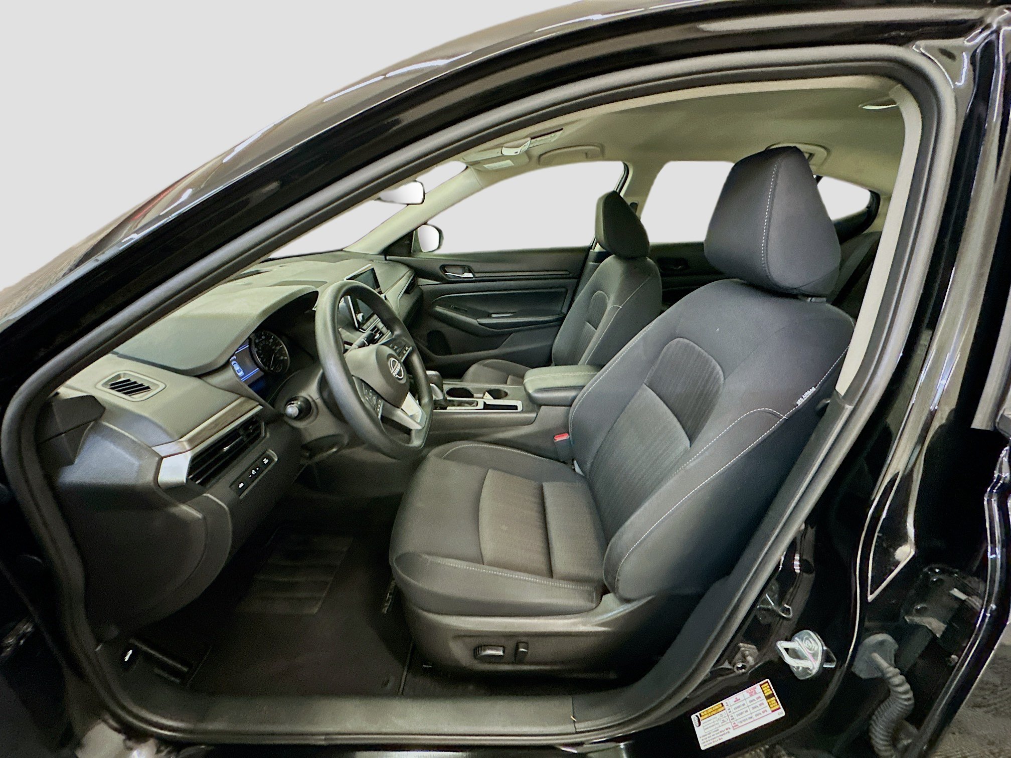 Used 2025 Nissan Altima 2.5 SV FWD image 13